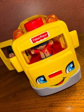 2016 Sit With Me Fisher Price Little People School Bus with 4 Figures